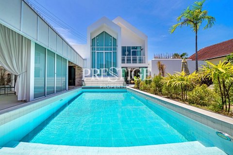 House in Pattaya, Thailand 4 bedrooms № 197974