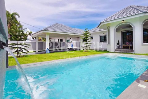 House in Pattaya, Thailand 4 bedrooms № 197469