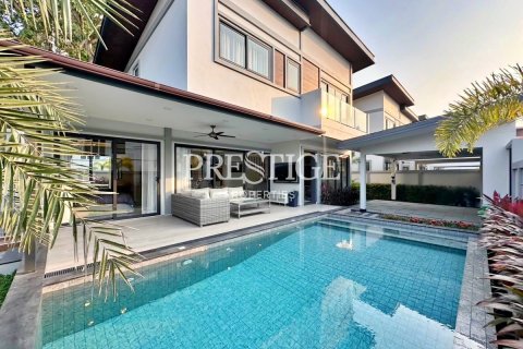 House in Pattaya, Thailand 4 bedrooms № 198397