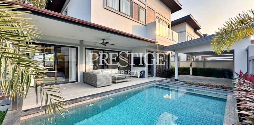 House in Pattaya, Thailand 4 bedrooms № 198397