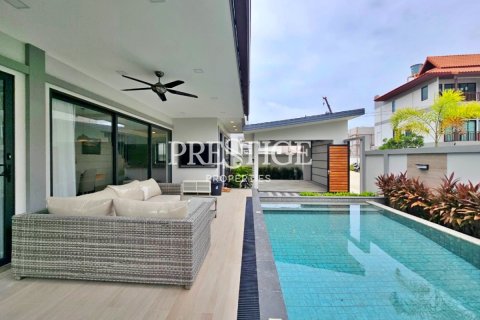 House in Pattaya, Thailand 4 bedrooms № 198397 - photo 17