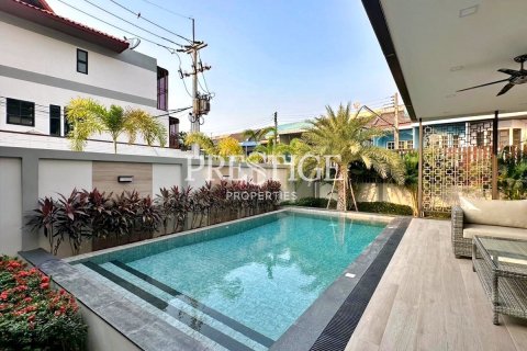 House in Pattaya, Thailand 4 bedrooms № 198397 - photo 2