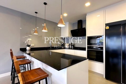 House in Pattaya, Thailand 4 bedrooms № 198397 - photo 7