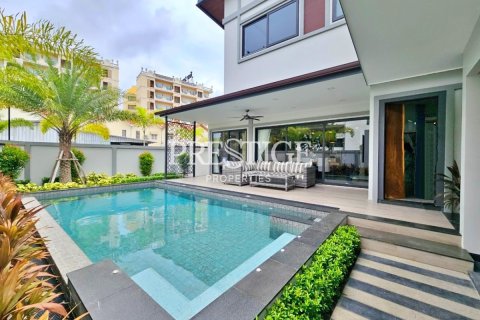 House in Pattaya, Thailand 4 bedrooms № 198397 - photo 18