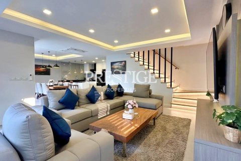 House in Pattaya, Thailand 4 bedrooms № 198397 - photo 5