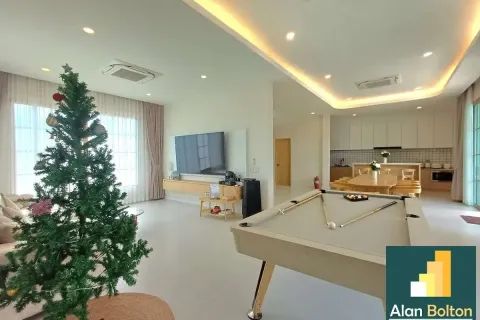 Casa de 5 dormitorios en Pattaya, Tailandia № 211457 - foto 9