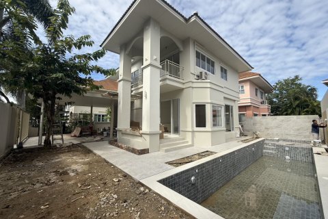 House in San Sai, Thailand 4 bedrooms № 153100 - photo 4