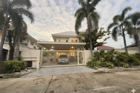 House in San Sai, Thailand 4 bedrooms № 153100 - photo 1