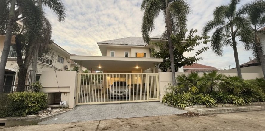 House in San Sai, Thailand 4 bedrooms № 153100