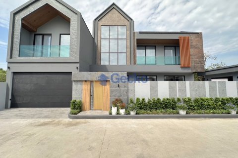 House in Pattaya, Thailand 4 bedrooms № 196787 - photo 2