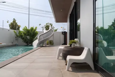 Casa de 4 dormitorios en Pattaya, Tailandia № 210478 - foto 2