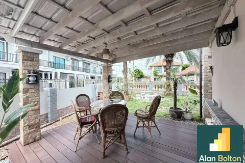 House on Jomtien Beach, Pattaya, Thailand 3 bedrooms № 210479 - photo 2