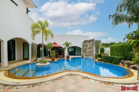 Villa in Pattaya, Thailand 6 bedrooms № 194130