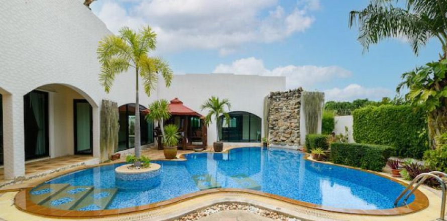 Villa in Pattaya, Thailand 6 bedrooms № 194130