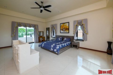 Villa in Pattaya, Thailand 6 bedrooms № 194130 - photo 4