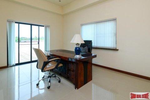 Villa in Pattaya, Thailand 6 bedrooms № 194130 - photo 3