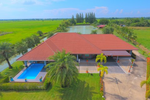 House in Nakhon Ratchasima, Thailand 4 bedrooms № 145634 - photo 1