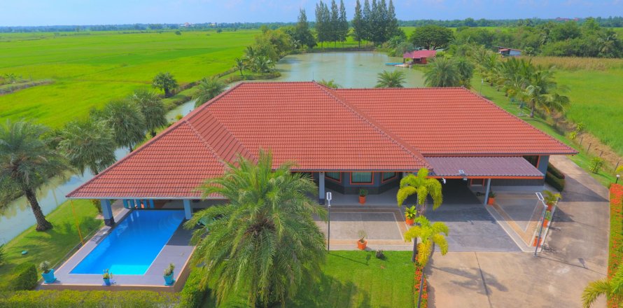 House in Nakhon Ratchasima, Thailand 4 bedrooms № 145634