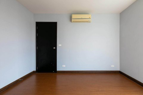 Condo in Bangkok, Thailand, 2 bedrooms  № 143302 - photo 15