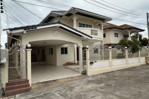 House in Pattaya, Thailand 4 bedrooms № 151398 - photo 1