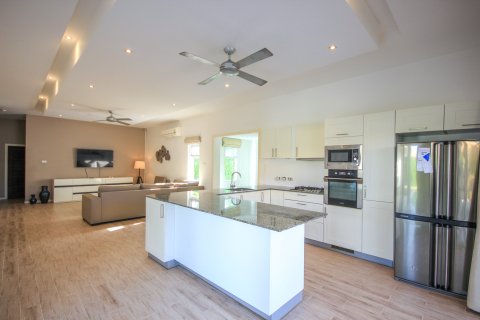 Villa in Hua Hin, Thailand 4 Schlafzimmer № 222140 - Foto 23