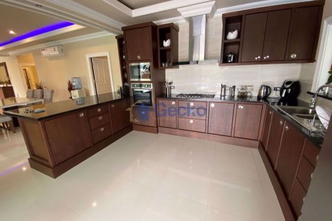 Casa de 5 dormitorios en Pattaya, Tailandia № 209430 - foto 11