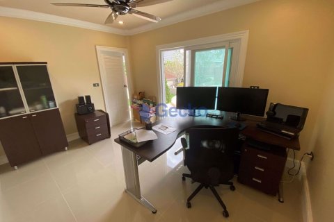 Casa de 5 dormitorios en Pattaya, Tailandia № 209430 - foto 9