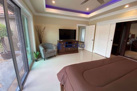 Casa de 5 dormitorios en Pattaya, Tailandia № 209430 - foto 16