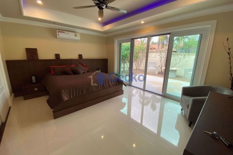 Casa de 5 dormitorios en Pattaya, Tailandia № 209430 - foto 12
