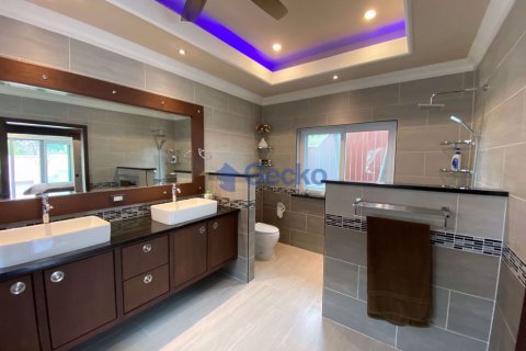 Casa de 5 dormitorios en Pattaya, Tailandia № 209430 - foto 13