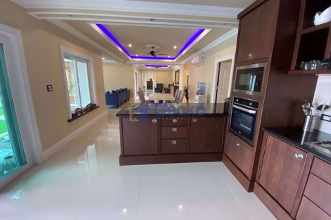Casa de 5 dormitorios en Pattaya, Tailandia № 209430 - foto 10