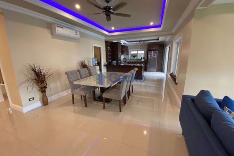 Casa de 5 dormitorios en Pattaya, Tailandia № 209430 - foto 3