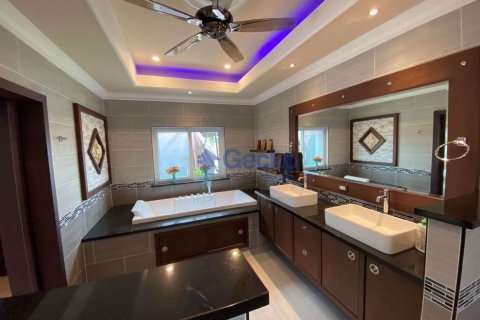 Casa de 5 dormitorios en Pattaya, Tailandia № 209430 - foto 2
