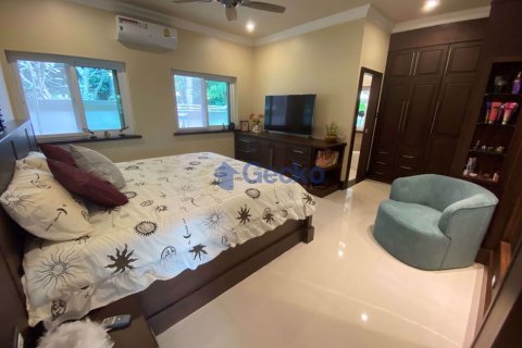 Casa de 5 dormitorios en Pattaya, Tailandia № 209430 - foto 15
