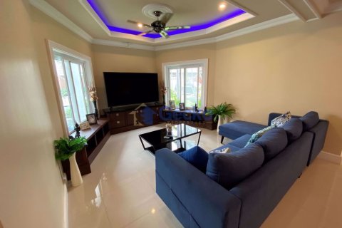Casa de 5 dormitorios en Pattaya, Tailandia № 209430 - foto 4
