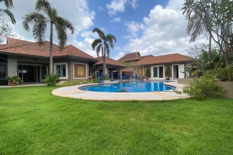 House in Pattaya, Thailand 5 bedrooms № 209430