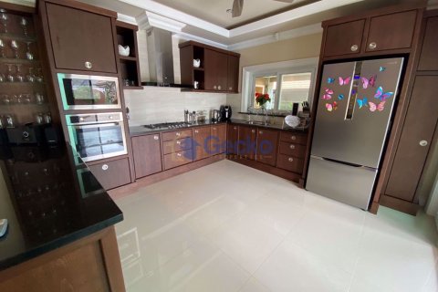 Casa de 5 dormitorios en Pattaya, Tailandia № 209430 - foto 7