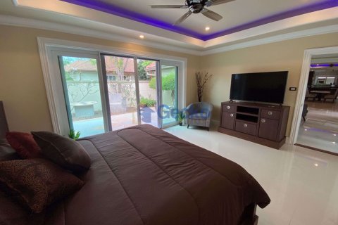 Casa de 5 dormitorios en Pattaya, Tailandia № 209430 - foto 17