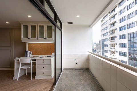 Condo in Bangkok, Thailand, 3 bedrooms  № 144617 - photo 10