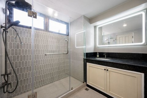 Condo in Bangkok, Thailand, 3 bedrooms  № 144617 - photo 18