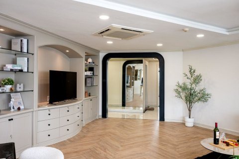 Condo in Bangkok, Thailand, 3 bedrooms  № 144617 - photo 2