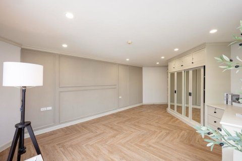 Condo in Bangkok, Thailand, 3 bedrooms  № 144617 - photo 11