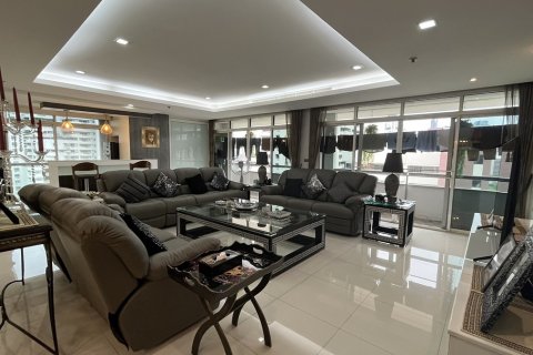 Condo à Watthana, Bangkok, Thaïlande, 3 chambres № 200814 - photo 28