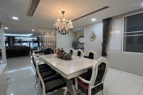 Condo à Watthana, Bangkok, Thaïlande, 3 chambres № 200814 - photo 26