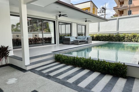 Villa in Pattaya, Thailand 4 bedrooms № 152744 - photo 2