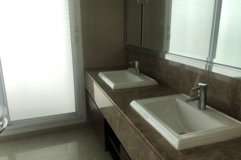 Condo in Bangkok, Thailand, 4 bedrooms  № 143563 - photo 7