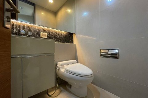 Condo in Bang Rak, Bangkok, Thailand, 2 bedrooms  № 161949 - photo 12