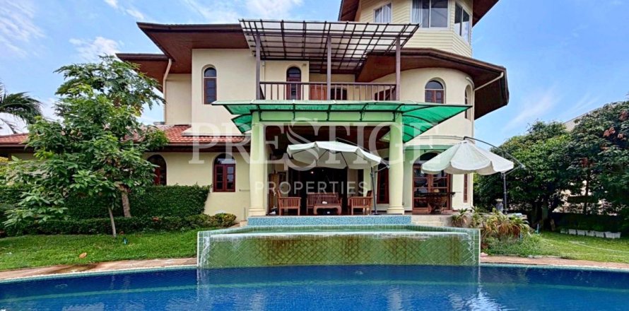 House in Pattaya, Thailand 5 bedrooms № 202037