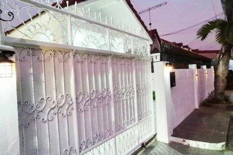 House in Pattaya, Thailand 3 bedrooms № 161671 - photo 2