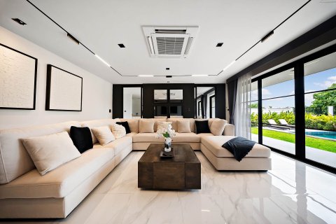 House in Pattaya, Thailand 6 bedrooms № 142794 - photo 3